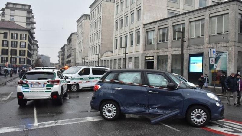 Investito ai Propilei: restano gravi le condizioni del 60enne. «Era appena passato un gruppo, poteva essere una strage»