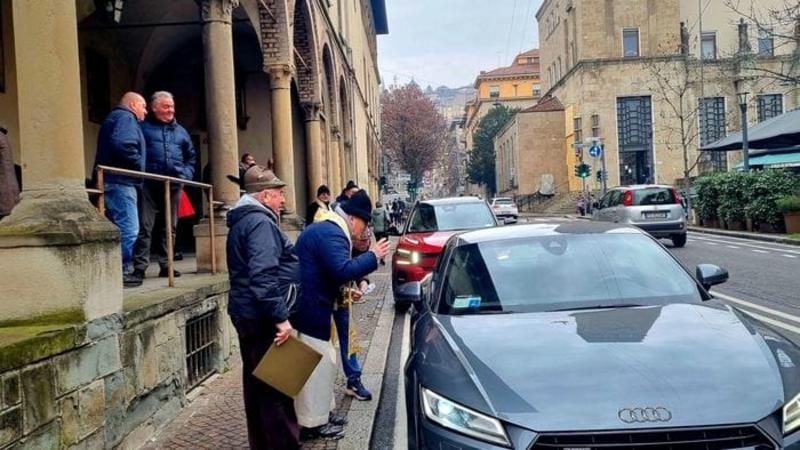 Sant’Antonio, benedizioni e biligòcc sul Sentierone - Foto e video