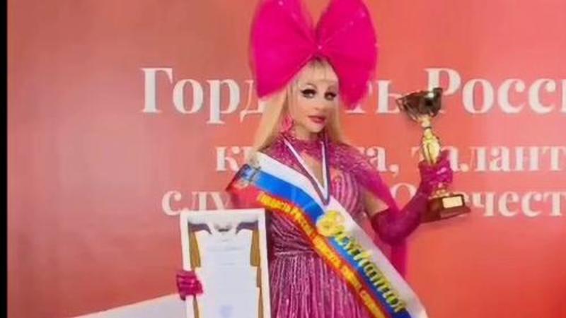 У россиян вызвало возмущение награждение «гламурной куклы». «Русская Барби» нынче «Гордость России» ...