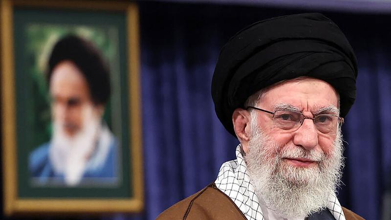 Khamenei sfida Trump: “Criminale”. Gli 007 Usa: “L’Iran prepara attacchi a basi americane”. Il tycoon: “Ora di un cambio di leadership a Teheran”