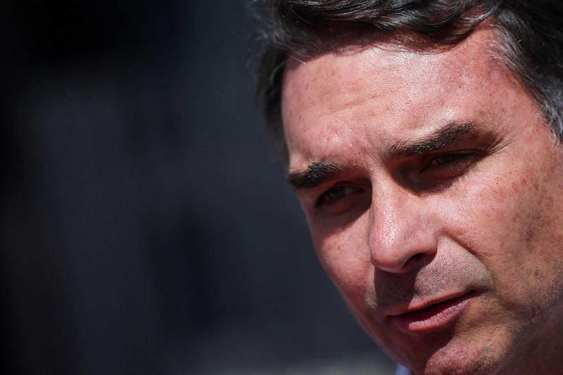 Tarcísio ameaça decolagem de Flávio, um avião já bem vagabundo