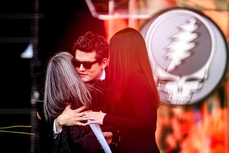 Thousands celebrate life of legendary Grateful Dead guitarist Bob Weir in SF