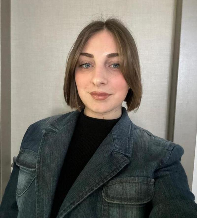 Si taglia i capelli e li dona alle vittime di Crans-Montana, il gesto di solidarietà parte da Ferrara