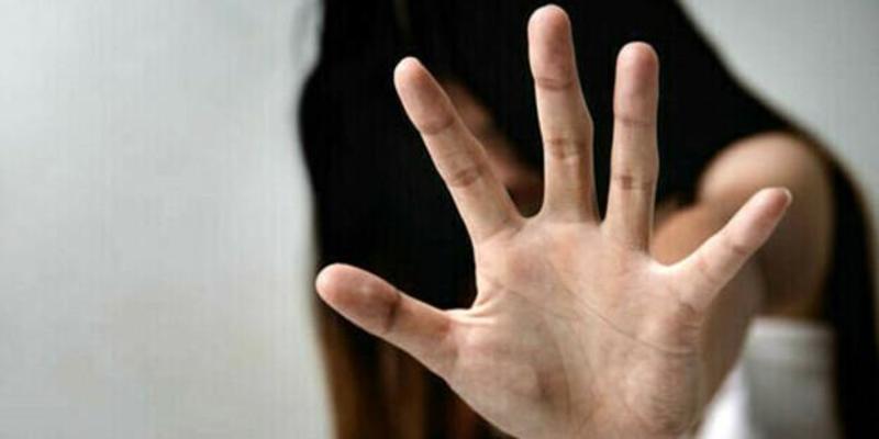 Ferrara, umiliata e offesa dal compagno anche con insulti a sfondo razziale