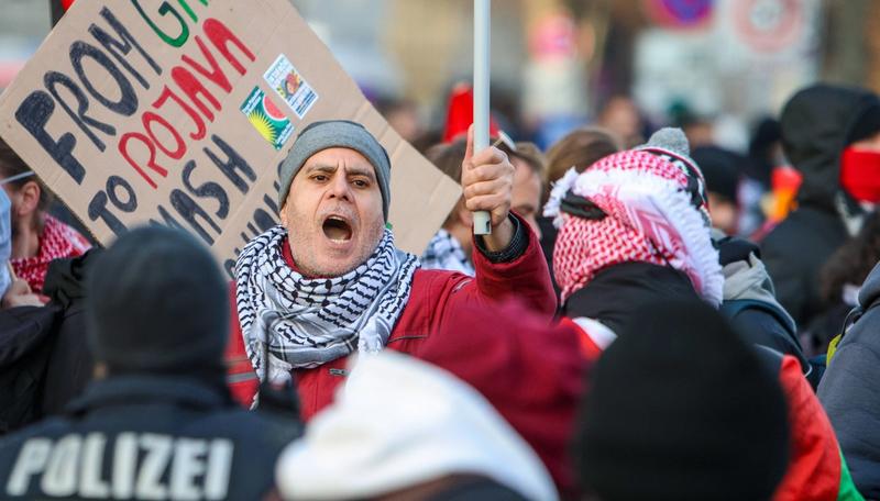 Kufiyas hier, Israel-Fahnen dort: So lief der linke Demo-Ausnahmezustand in Leipzig