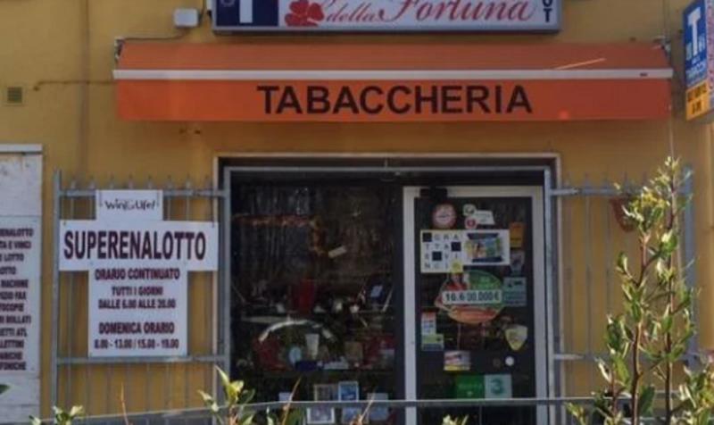 Stagno, infarto mentre paga col bancomat: salvato dai volontari