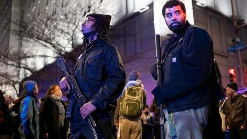 L’Ice fa paura, a Philadelphia tornano le Black Panther armate nelle strade: “La gente si sente più sicura”