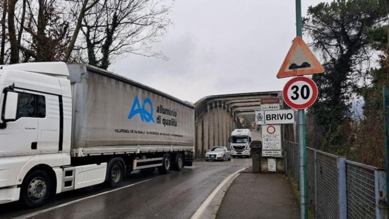 Ponte di Brivio, stop ai camion. «Noi pronti alla class action»