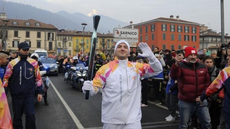 Un migliaio per la fiamma olimpica: grande festa per i 21 tedofori da Sarnico a Paratico - Foto e video