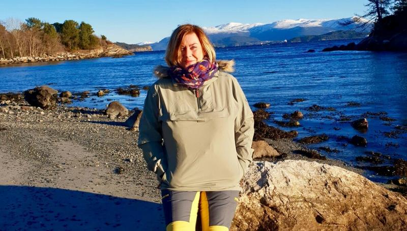 Her sitter jeg i fallskjerm-BH