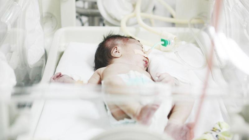 Neonato di un mese morto dopo essere stato allattato: aperta un’indagine