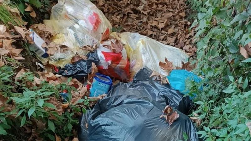 Abbandona rifiuti a Cividate. Identificato, multa da 4.500 euro