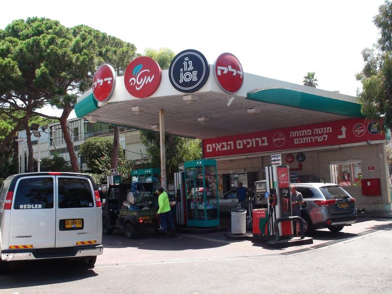 Delek Israel makes $594 million bid for Hot Mobile