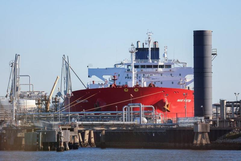 (DENAR NIKOLI NE SPI) V novicah vihar, na finančnih trgih mirnost v znamenju rasti. Je to lahko zatišje pred viharjem?