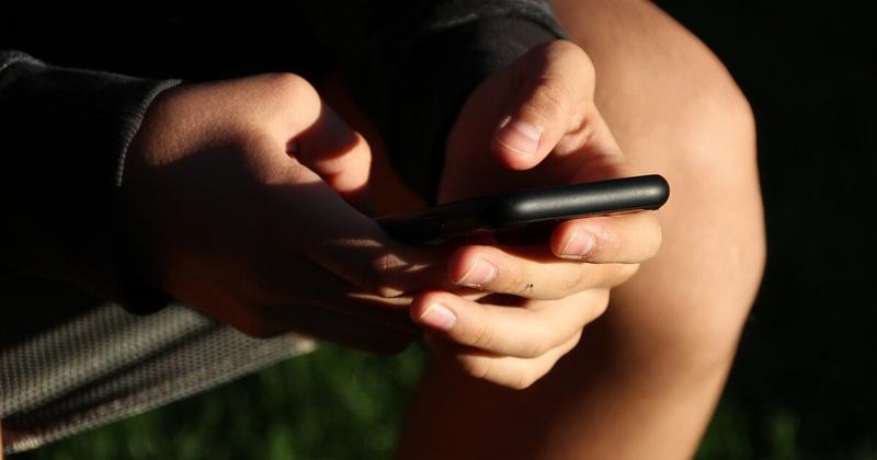 Ψηφιακό φρένο στη Γαλλία: Τέλος τα social media για παιδιά κάτω των 15 ετών