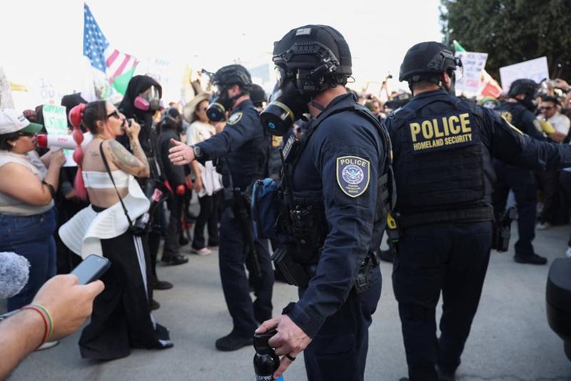 (POGLED) Kolumna Janisa Varufakisa: Fašizem kot iz učbenika