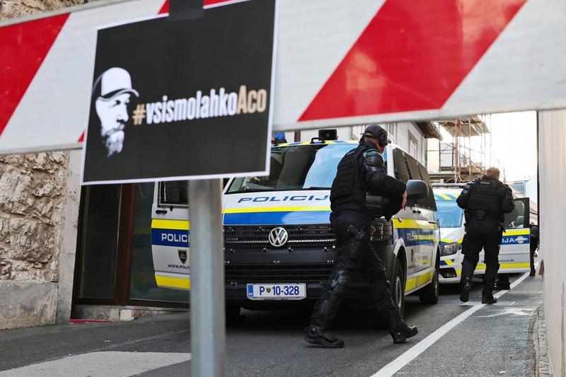 (ČRTICE IZPOD PECE) O junakih našega časa ali kaj pa, če svet ni črno-bel